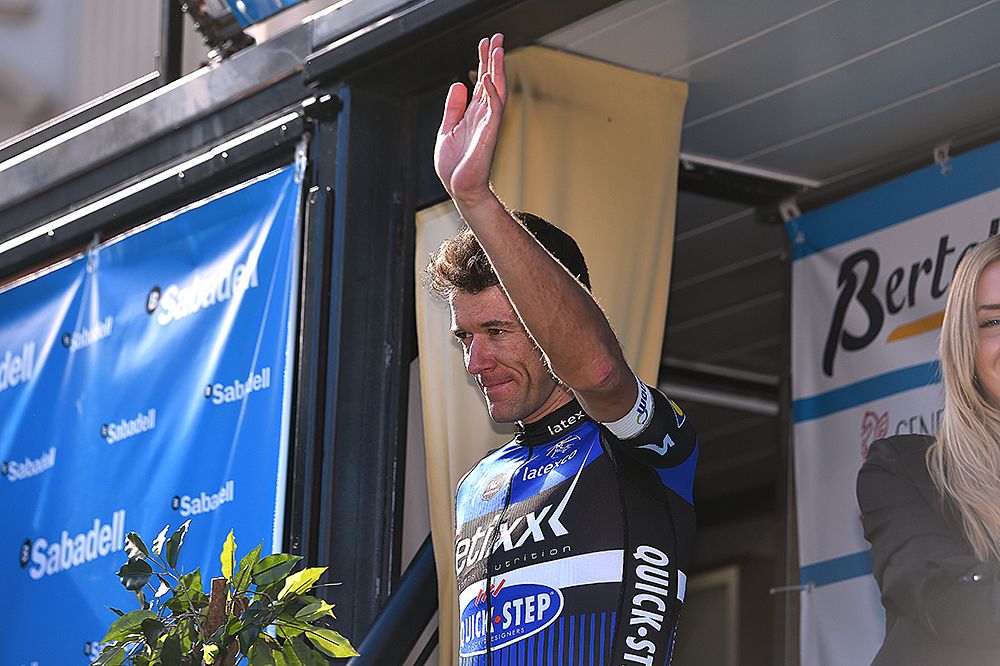 Stijn Vandenbergh (Etixx-QuickStep) waves to the crowd