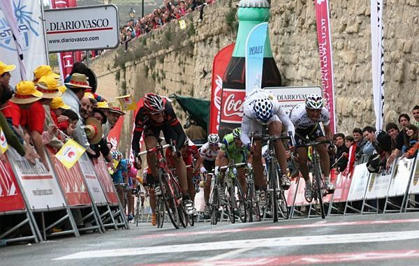 Herrero in the lead coming up the hill to the finish.