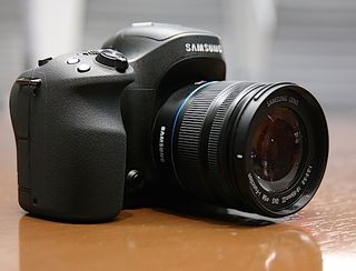 The NX30 aims to be like an SLR — only smaller. Credit: Sean Captain