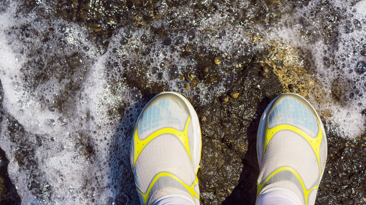 Water shoes vs water socks: for amphibious adventures | Advnture