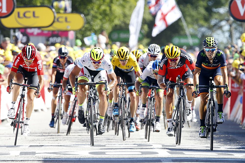 The rest of the bunch comes up the Mur de Bregagne
