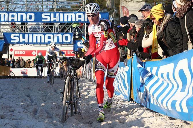 Klaas Vantornout runs with his bike