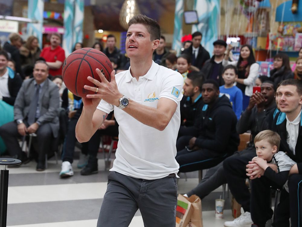 Jakob Fuglsang practices his shot