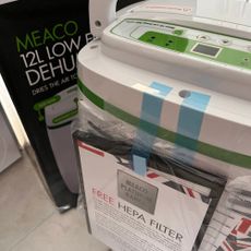 meaco 12l low energy dehumidifier setting up and reading instructions