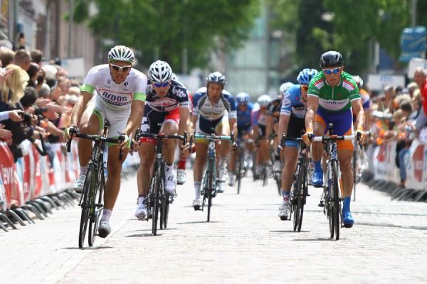 Marcel Kittel (Argos-Shimano) beats Mark Renshaw (Rabobank)
