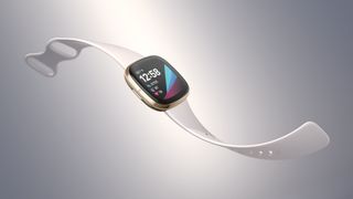 En produktbild för Fitbit Sense med ett vitt armband som visas mot en ljusgrå bakgrund