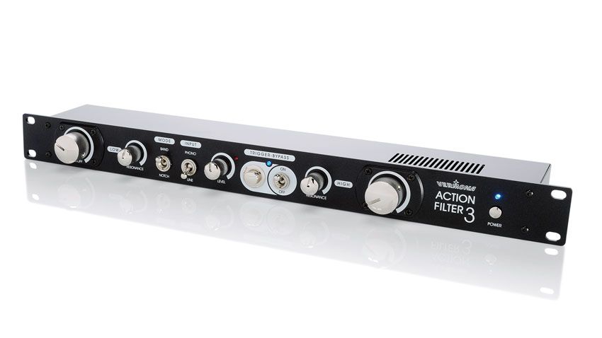 The black steel case is very sturdy and this toughness is matched by the metal knobs and switches used throughout