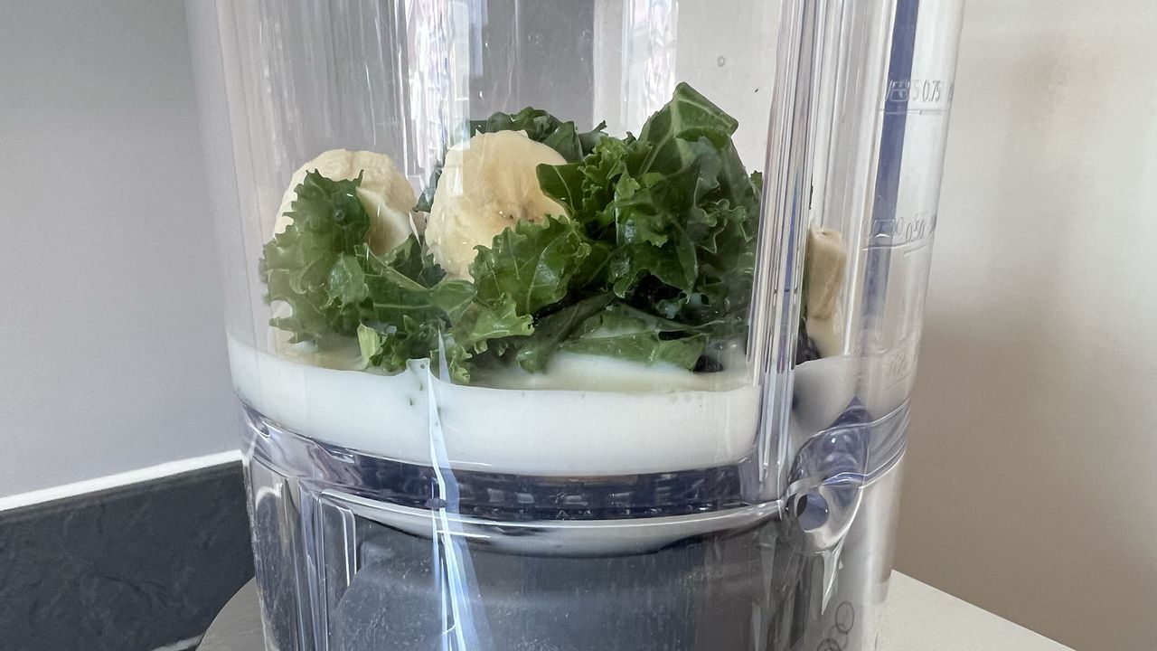 Making a kale, blueberry and banana smoothie in the Smeg BLC01 Professional Blender