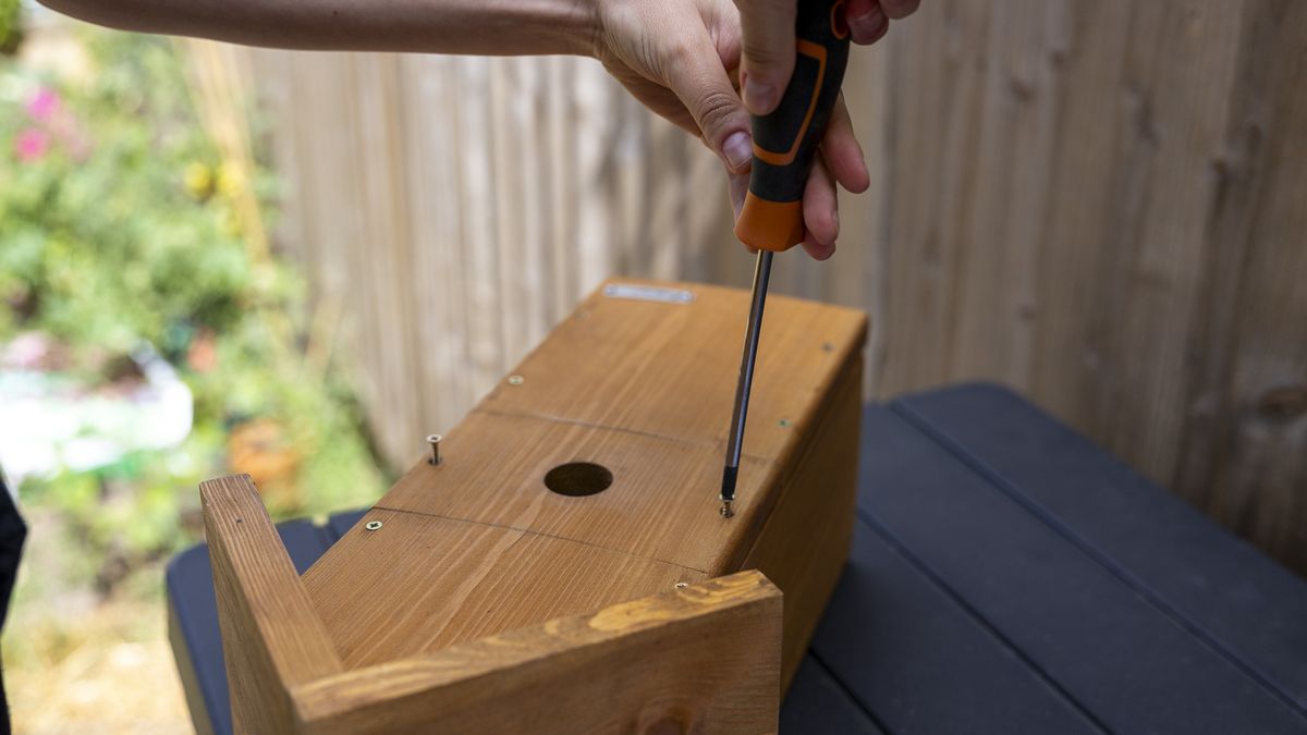 Assembling the Green Feathers WiFi bird box camera into the bird box