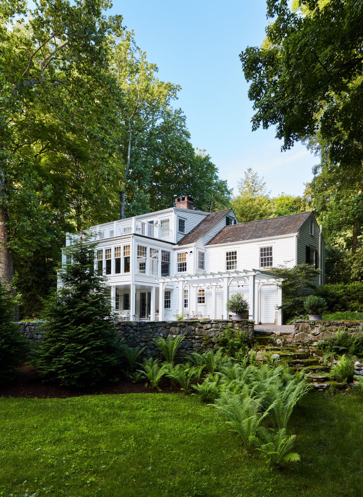 Explorez une maison du Connecticut au bord d'une rivière des années 1920 avec des intérieurs de ferme décontractés