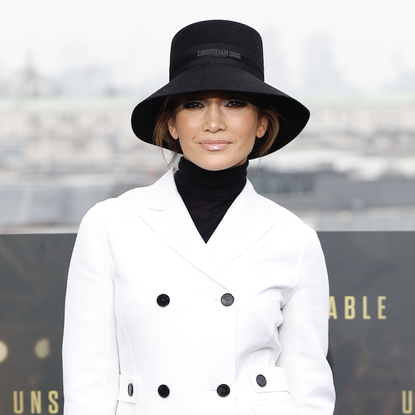 Jennifer Lopez attends the London photocall for "Unstoppable" on November 7, 2024 in London, England wearing a white trench coat and dior lady bag