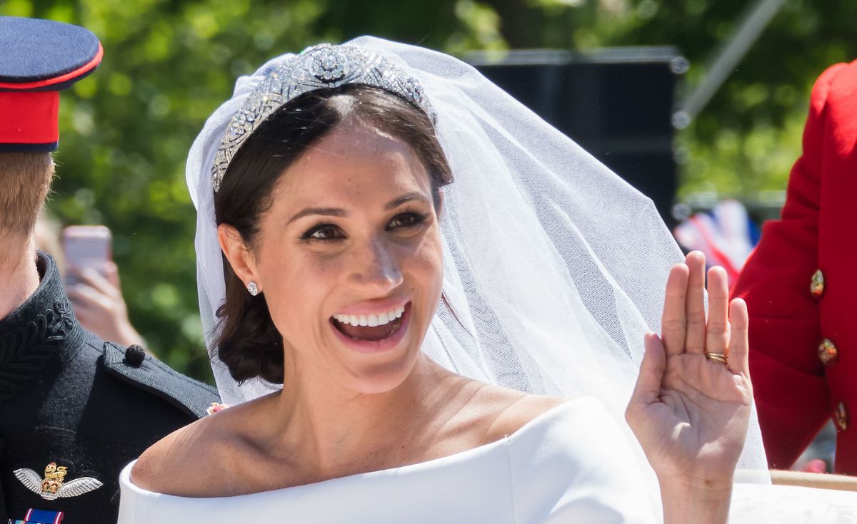 Voici comment la robe de mariée de Meghan Markle était en réalité un hommage à la reine