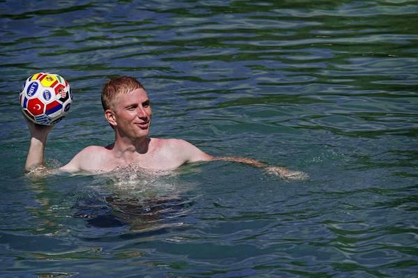 Lieuwe Westra swaps bikes for water polo in Curacao.