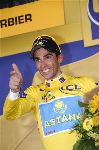 Alberto Contador (Astana) throws his customary "salute" in the yellow jersey