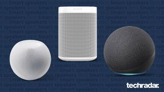 El Apple HomePod Mini, el Sonos One y el Amazon Echo (202) sobre un fondo azul