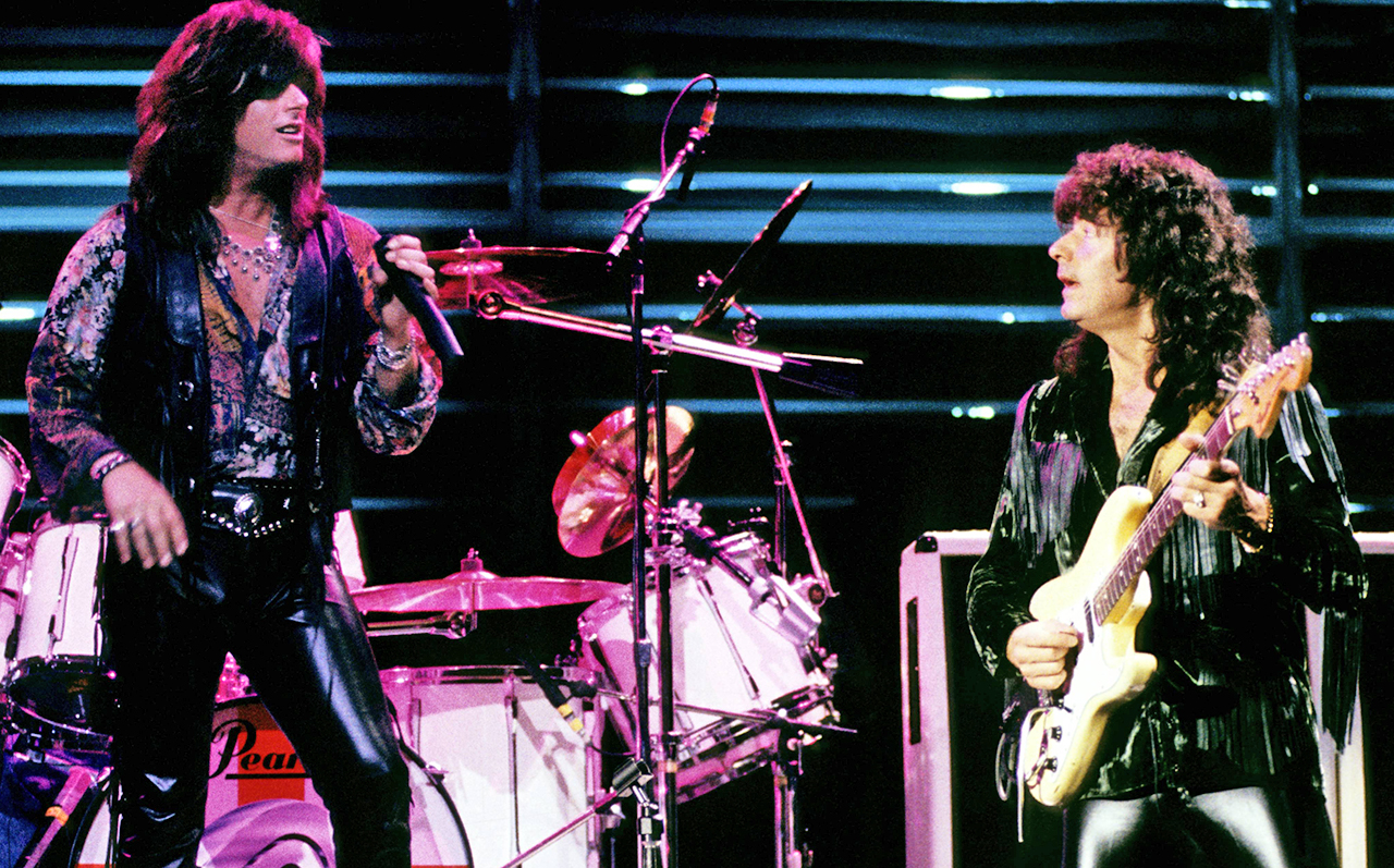 Joe Lynn Turner and Ritchie Blackmore performing with Deep Purple in 1989