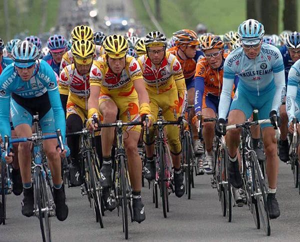 The peloton during stage 2