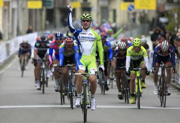 Elia Viviani (Liquigas-Cannondale) wins stage 1