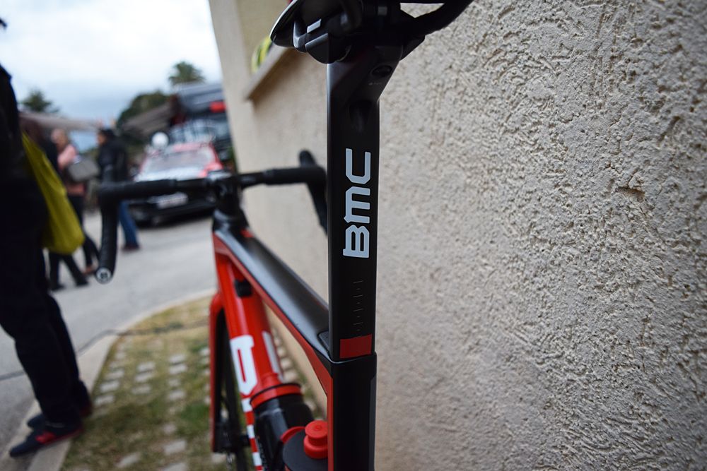 The Teammachine SLR01 features the increasingly popular 'D' shaped seat post