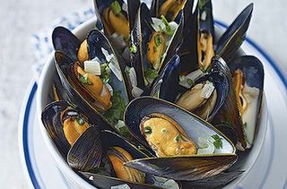 Esy to follow cooking technique in preparing mussels. This is quick to cook and so delicious as a starter or main.