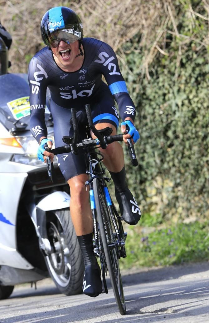 Pete Kennaugh (Team Sky) fights the pain
