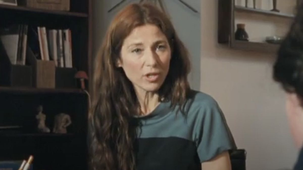 Kate (Catherine Keener) having a conversation in Please Give