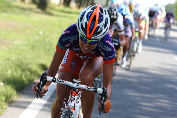 Valentina Carretta (Top Girls Fassa Bortolo - Ghezzi) leads the bunch.