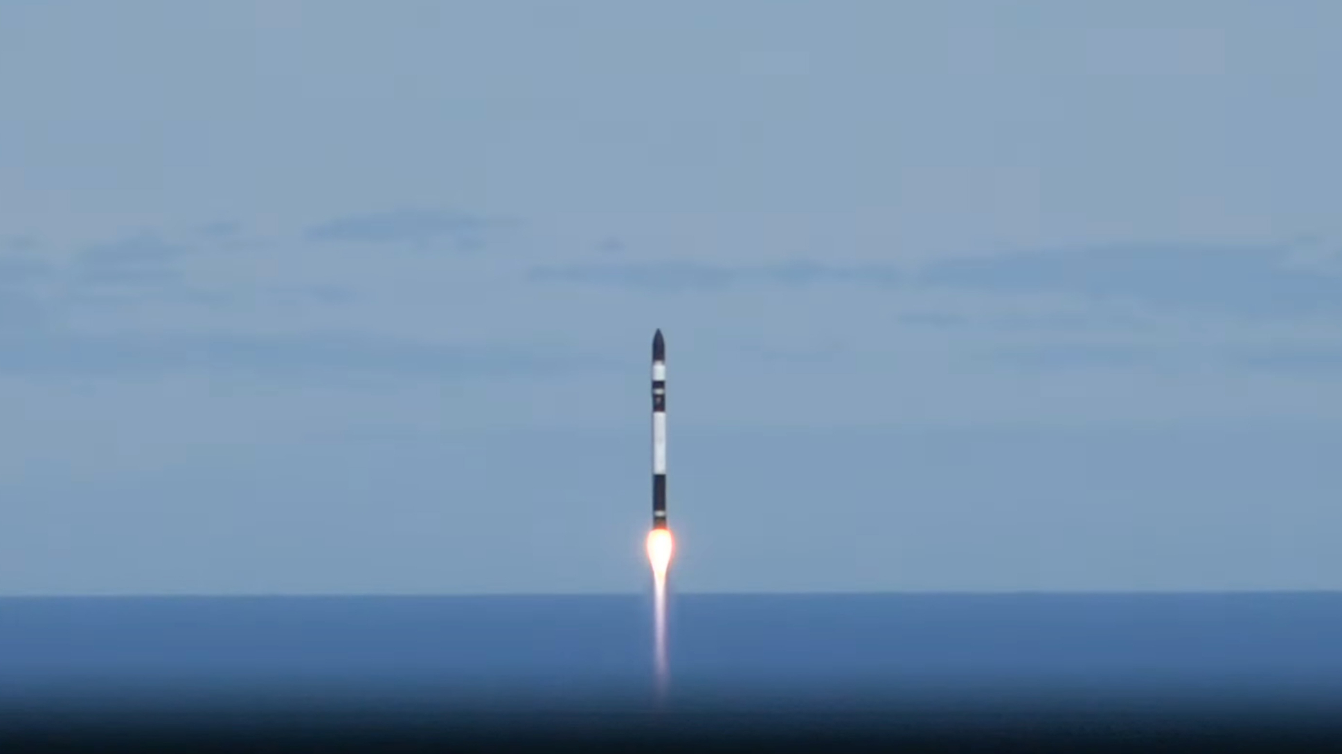 Rocket Lab launches private radar imaging satellite toward orbit (video)