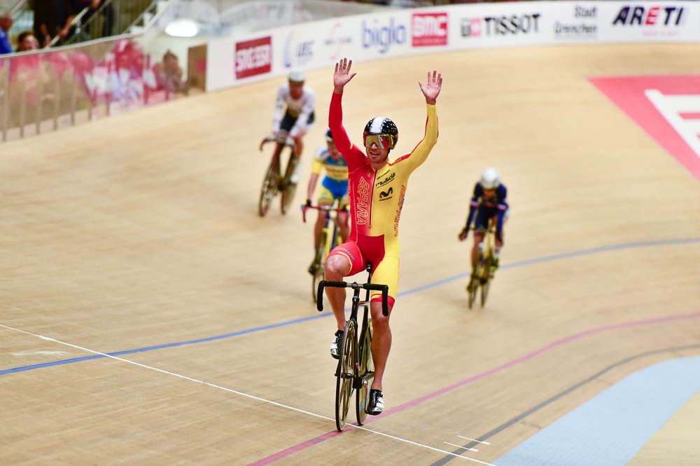 Sebastian Mora Vedri (Spain) celebrates his men&rsquo;s scratch race win