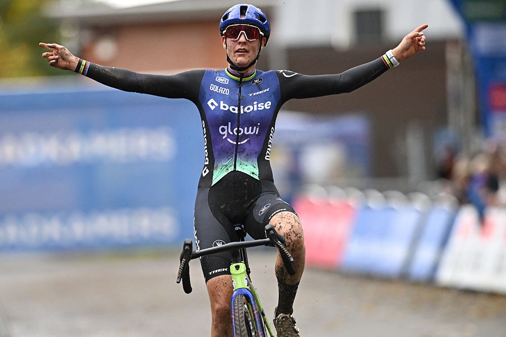 Dutch Lucinda Brand celebrates as she crosses the finish line at the elite women race of the &quot;Rapencross&quot; cyclocross in Lokeren, the second race (out of 8) of the X2O Badkamers Trophy, Sunday 02 November 2025.BELGA PHOTO DAVID PINTENS (Photo by DAVID PINTENS / BELGA MAG / Belga via AFP)