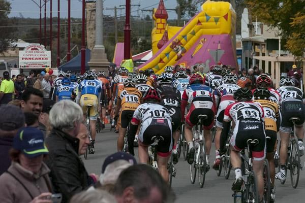 The peloton head out of the home straight towards the carnival end of Ouyen.