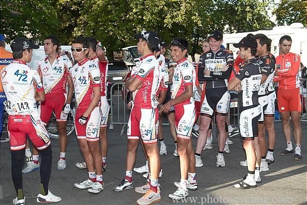 The Colombia es Pasion team gathers for the start