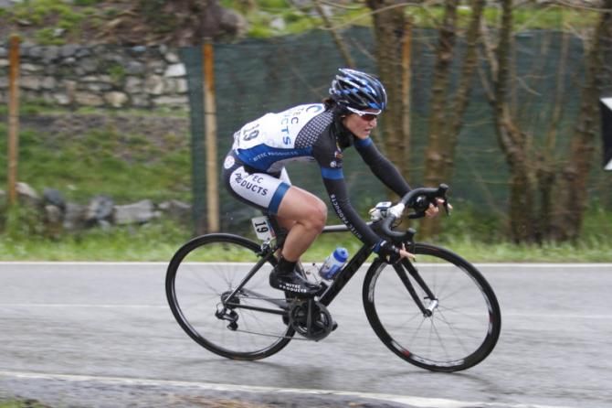 Elisa Longo Borghini (Hitec Products) descends solo, her advantage is extending