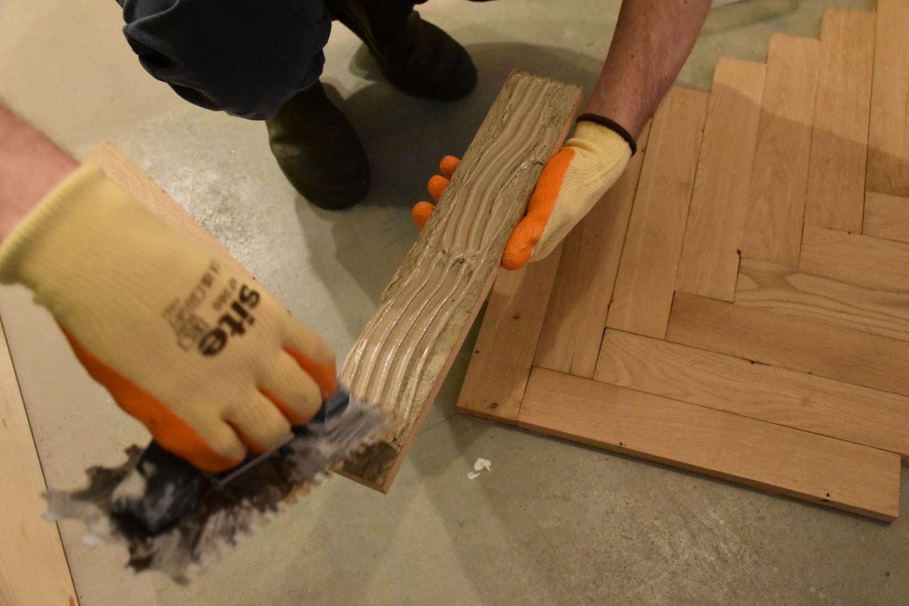 Preparing the glue before sticking down the block