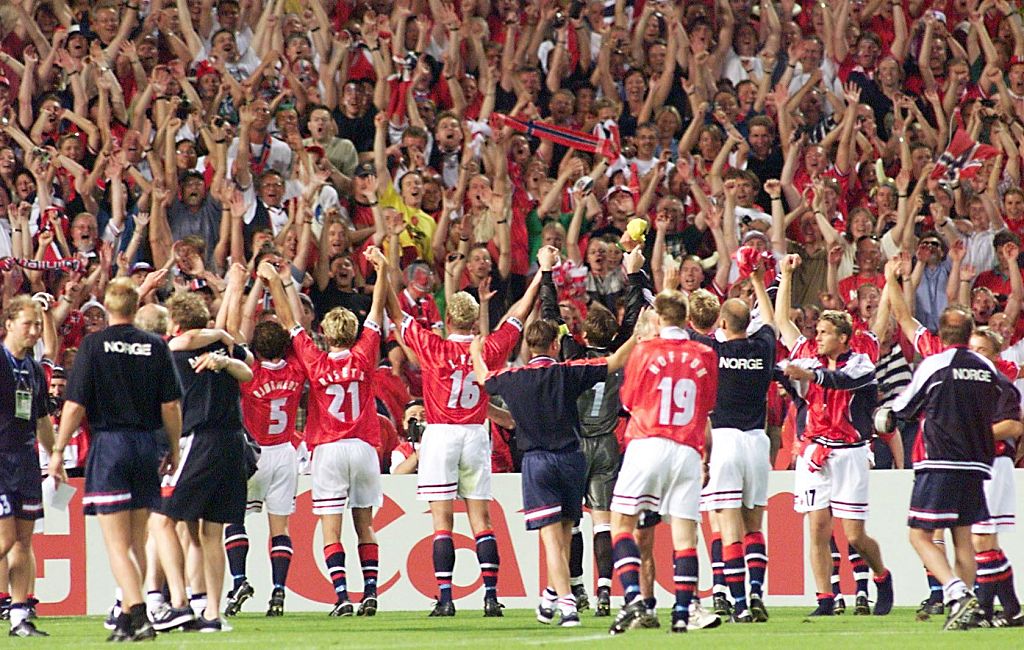 Norwegian players salute their supporters 23 June at the end of the 1998 Soccer World Cup Group A first round match between Brazil and Norway at the Stade Velodrome in Marseille, south of France. Norway won 2-1 to qualify for the second round. (ELECTRONIC IMAGE) AFP PHOTO ANTONIO SCORZA (Photo by ANTONIO SCORZA / AFP)
