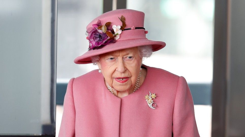 queen-spends-a-night-in-hospital-as-fans-send-good-wishes-woman-home