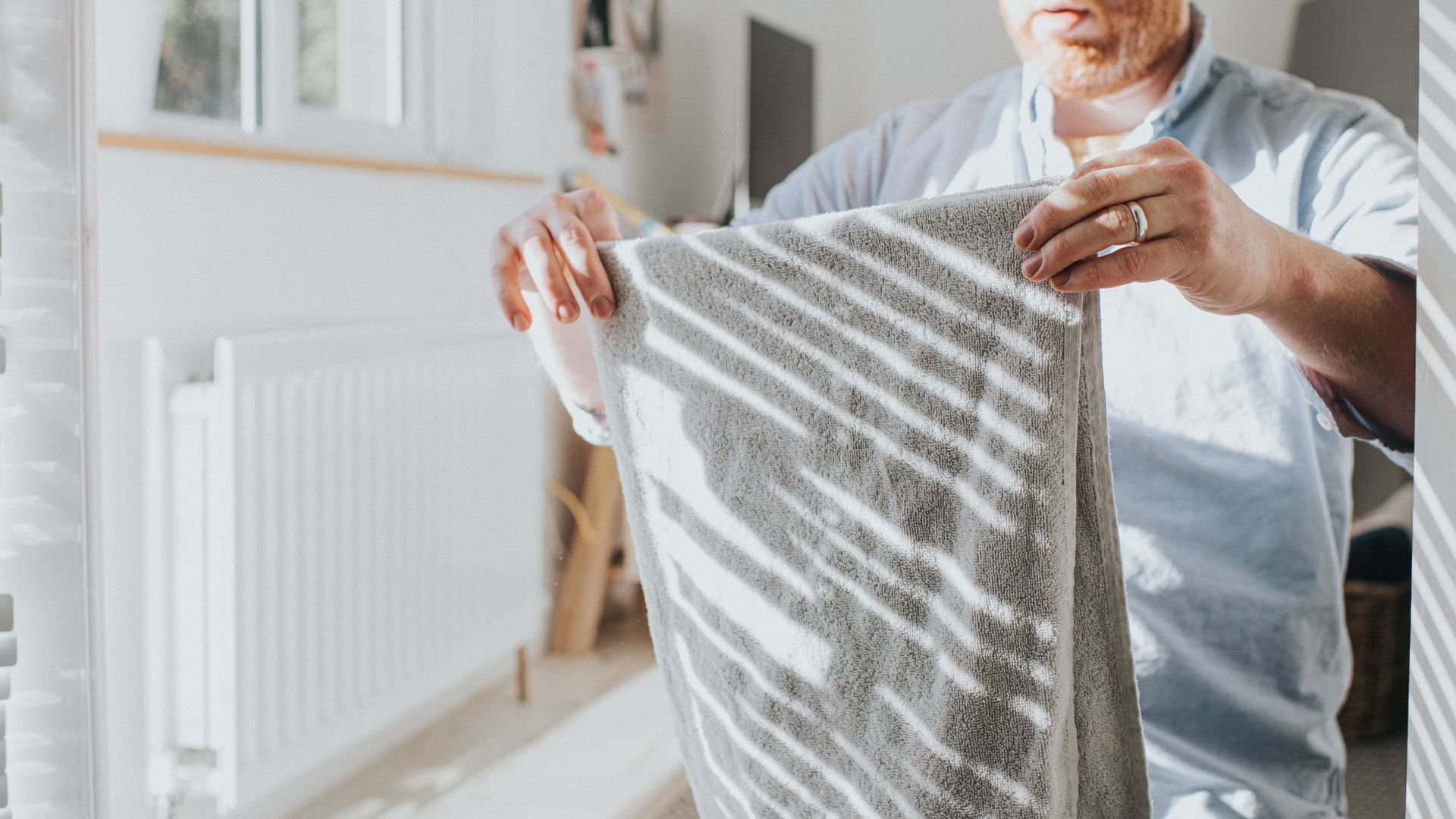 Промокнуть полотенцем. Влажные полотенца. Мокрое полотенце. Wet Towel. Get a Towel.