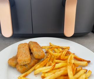 Philips 3000 Series Dual Basket with a plate of fries and fish sticks in front