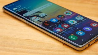 En knapp for Bixby finnes rett under volum-ned-knappen. Bilde: TechRadar