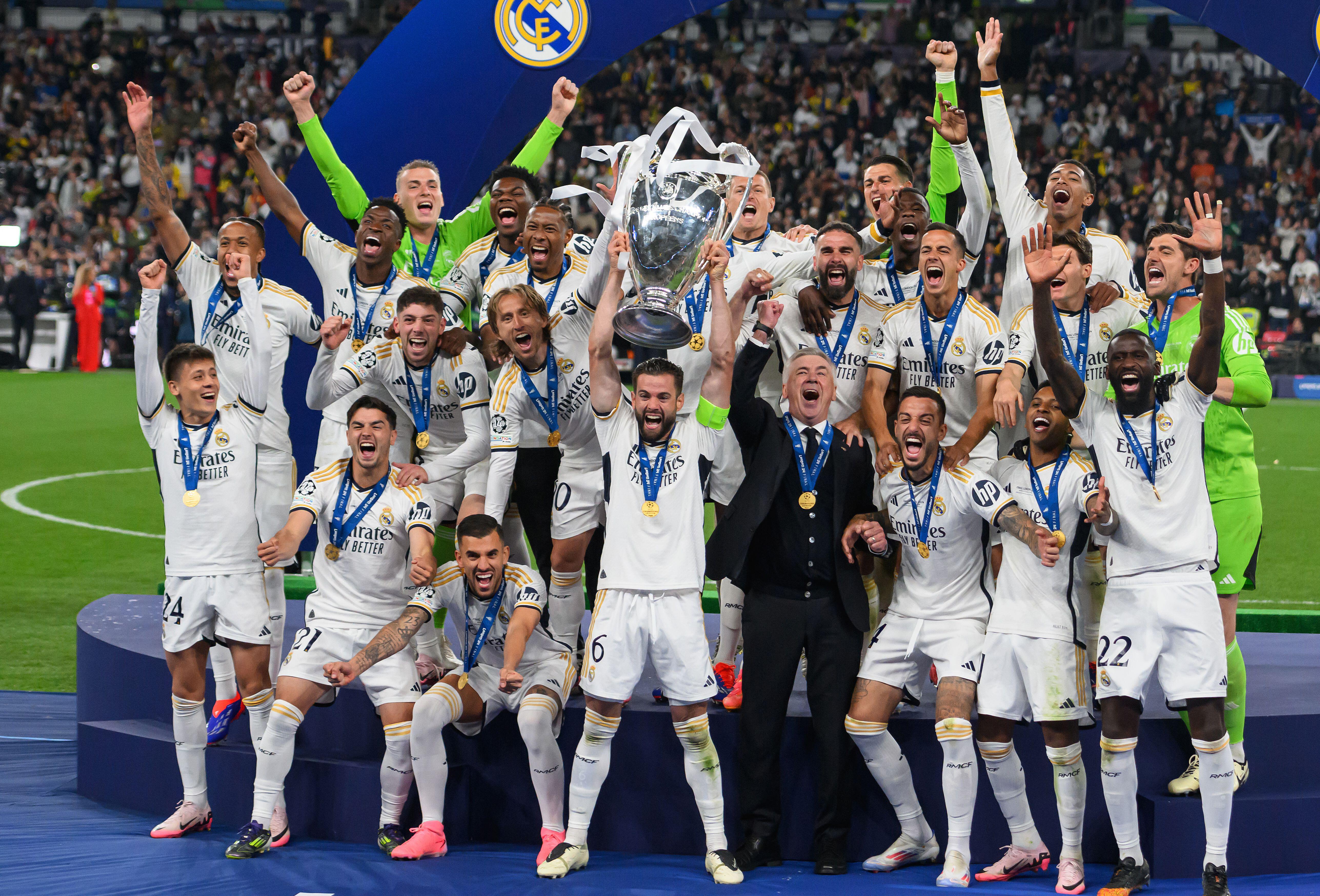 Il Real Madrid festeggia con il trofeo dopo aver vinto la finale della UEFA Champions League 2024