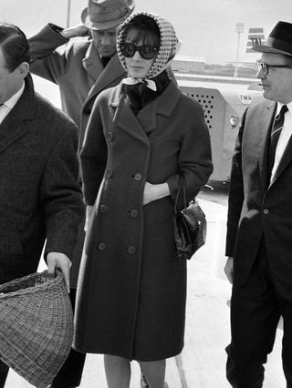 British actress Audrey Hepburn (C) and her husband US actor and director Mel Ferrer (3rd L) arrive at Orly airport for a stopover in France in Avril 1962.