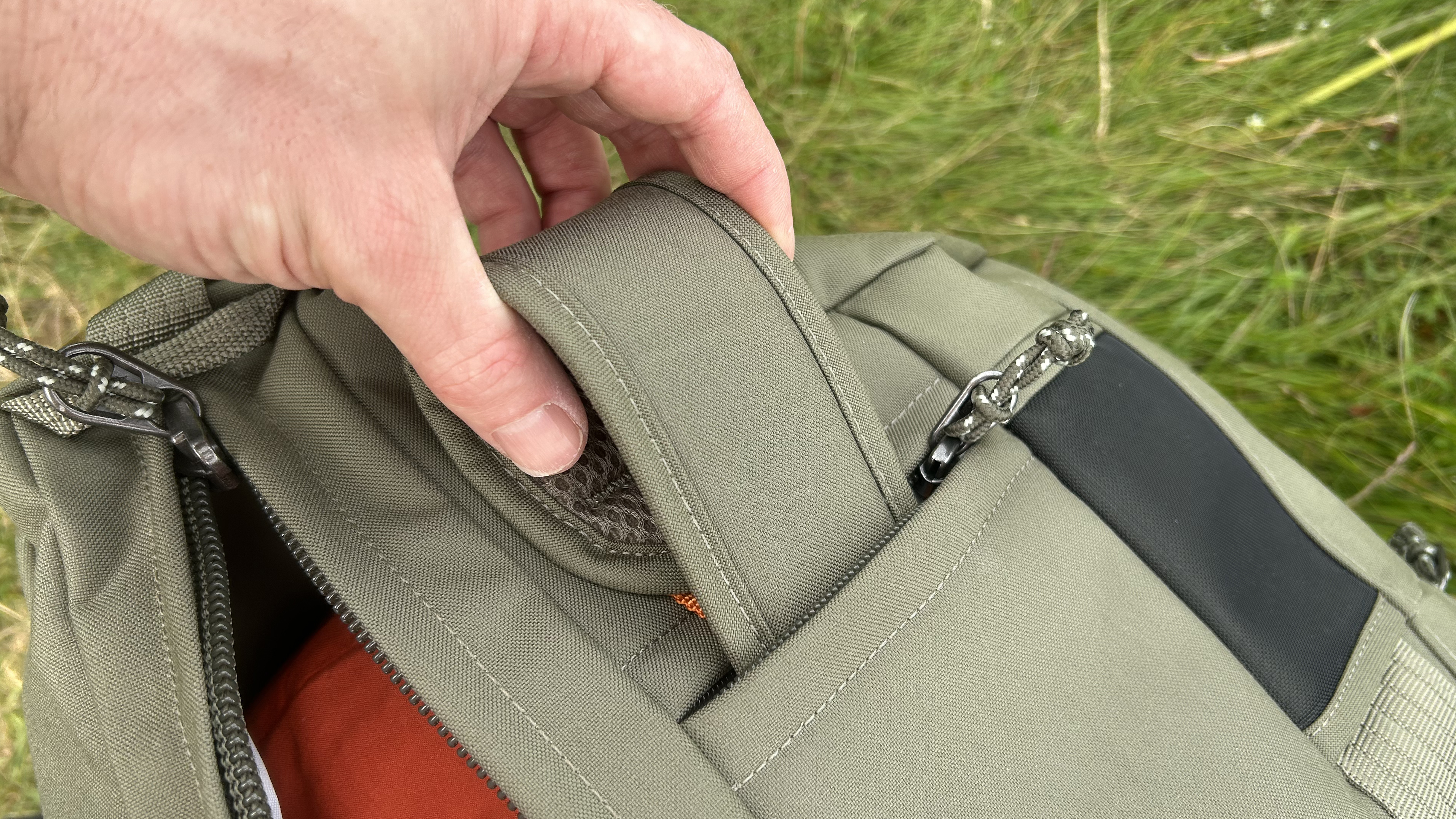 Slotting away the straps on the Färden duffel