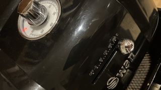 dial and temperature on the swan retro air fryer