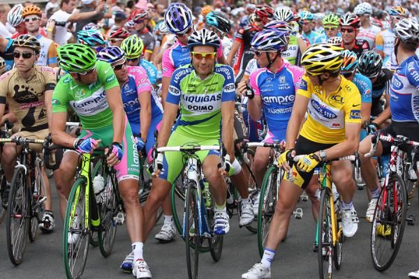 Green jersey wearer Alessandro Petacchi, Ivan Basso and race leader Sylvain Chavanel await the start of stage three.