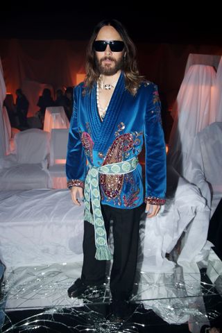 Jared Leto besucht die Valentino-Show in einer blauen Jacke