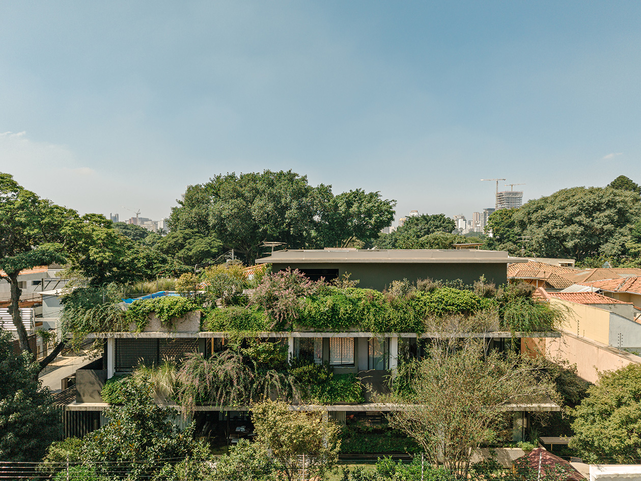 111 House _ Rodrigo Oliveira _ Isay Weinfeld, a S&atilde;o Paulo house engulfed in greenery on all levels, nature takes over