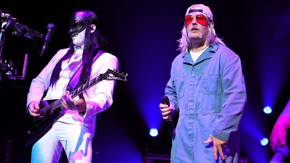 Wes Borland and Fred Durst on stage