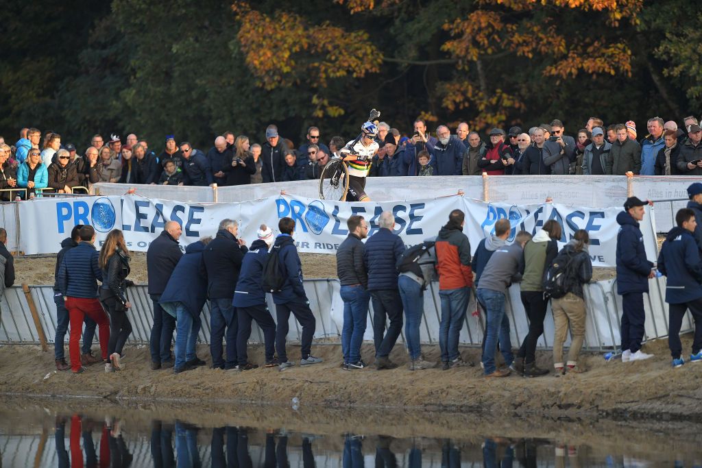 Wout van Aert runs through the sand
