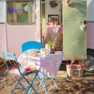 outdoor van house round table and chairs