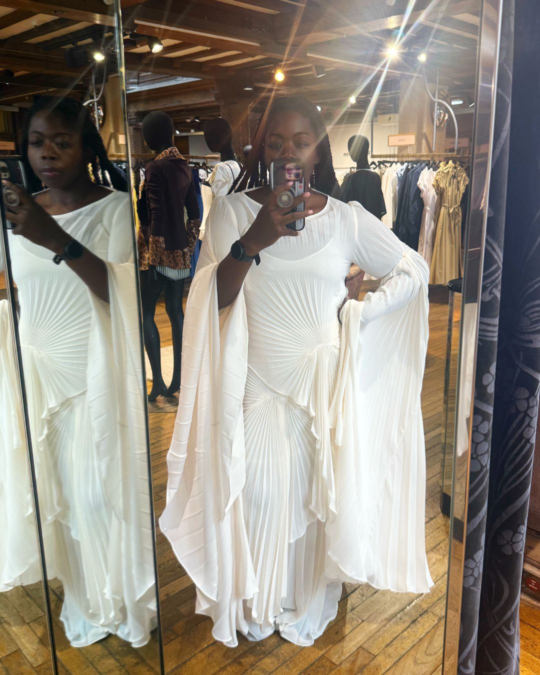 Stephanie Yeboah przymierza sukienkę plus size od Georgii Hardinge